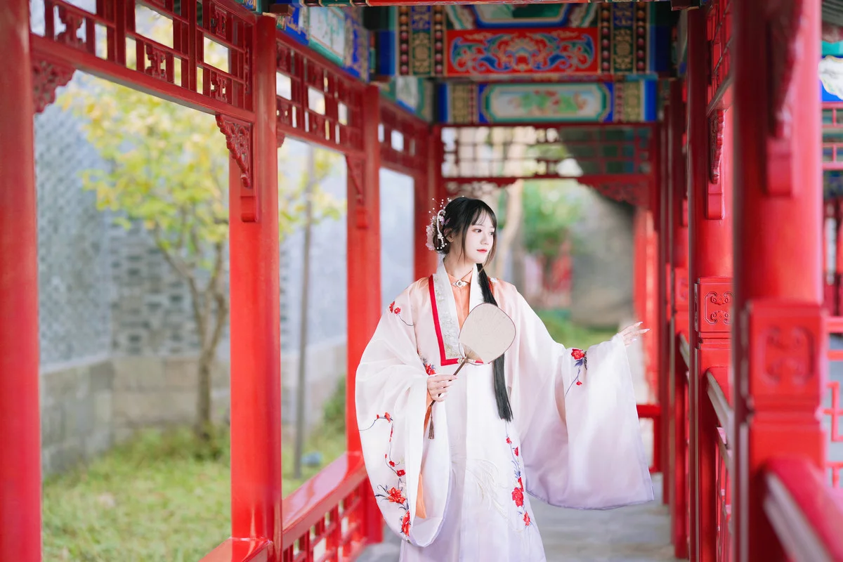 Coser美女兔子Zzz不吃胡萝卜红叶新赋主题古典风汉服装秀曼妙身姿靓丽迷人写真36P