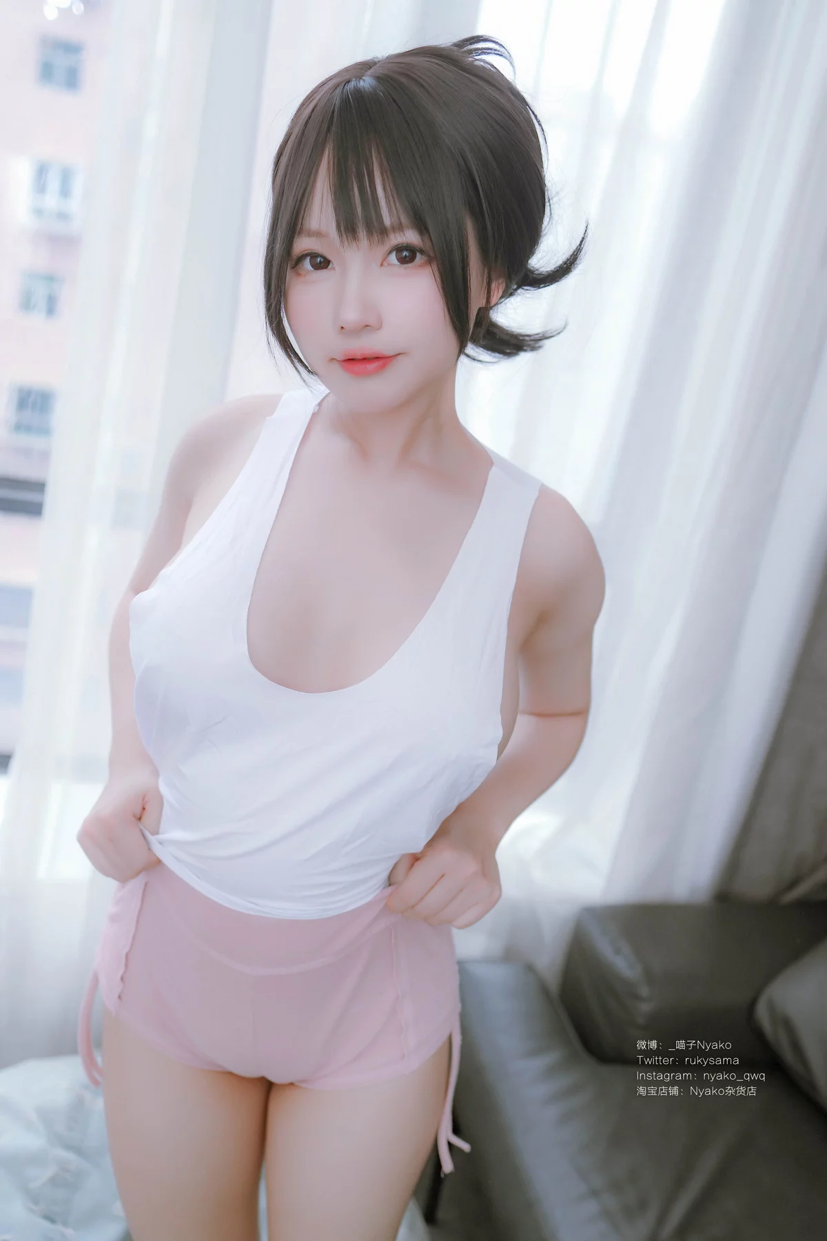 网络美女Nyako喵子隔壁的危险姐姐主题性感白色真空背心秀惹火身材撩人诱惑写真78P
