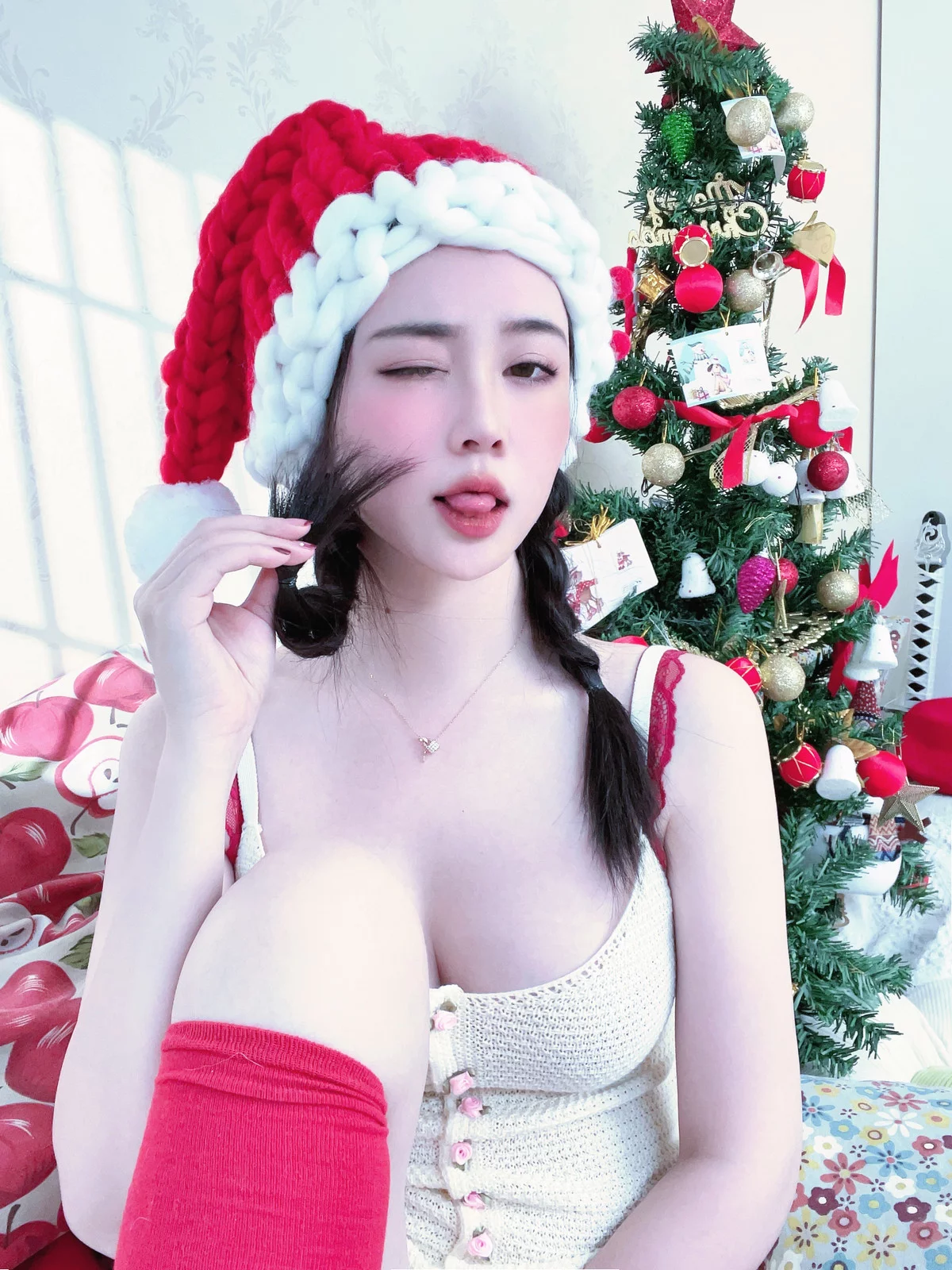 网络美女年年Nnian圣诞2023主题性感圣诞女郎装红色蕾丝内衣秀丰满身材诱惑写真34P