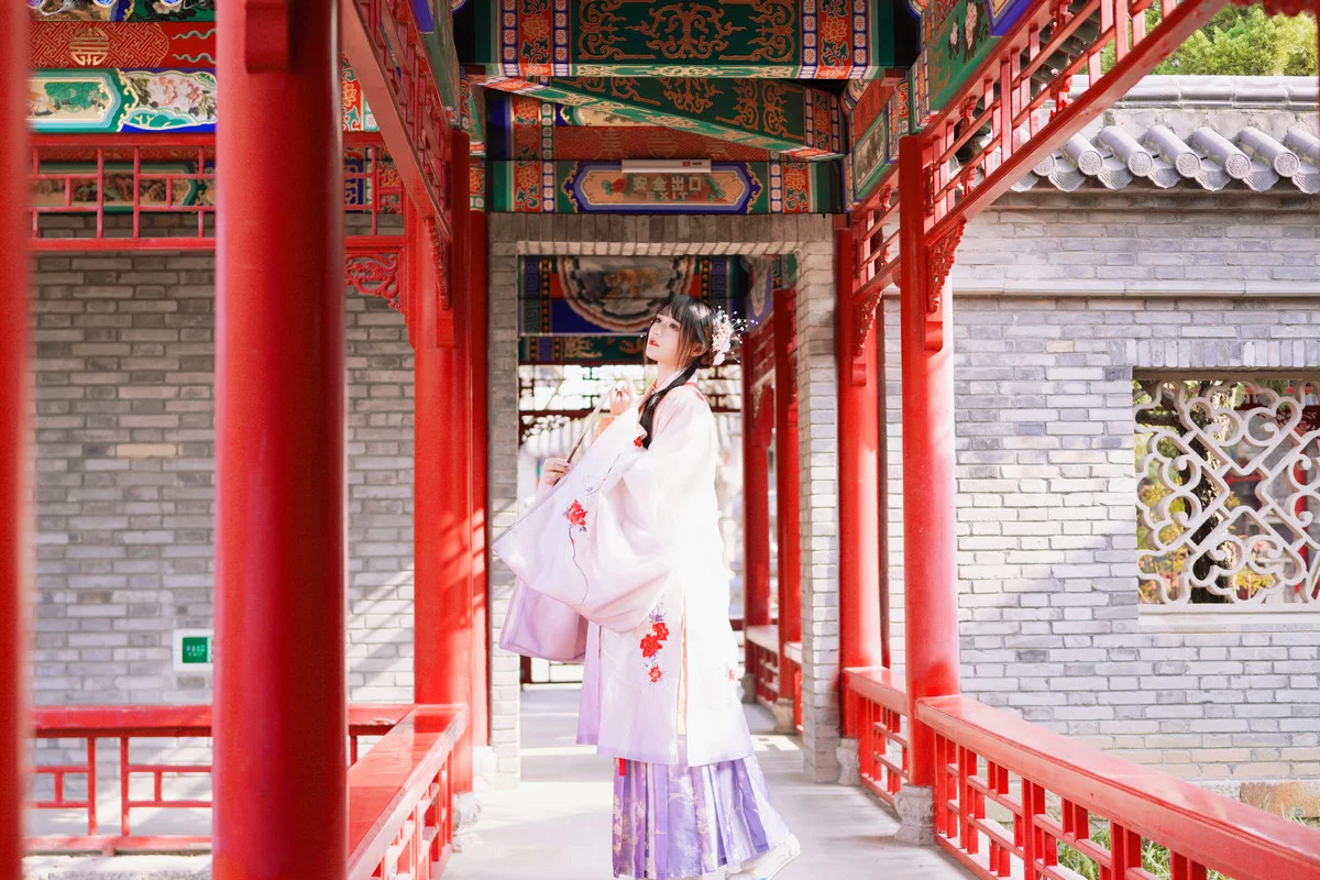 Coser美女兔子Zzz不吃胡萝卜红叶新赋主题古典风汉服装秀曼妙身姿靓丽迷人写真36P