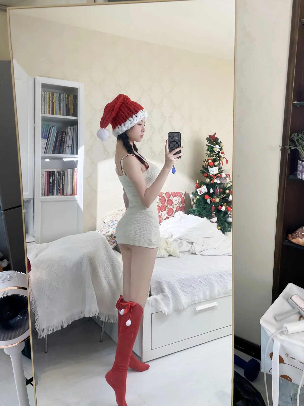 网络美女年年Nnian圣诞2023主题性感圣诞女郎装红色蕾丝内衣秀丰满身材诱惑写真34P