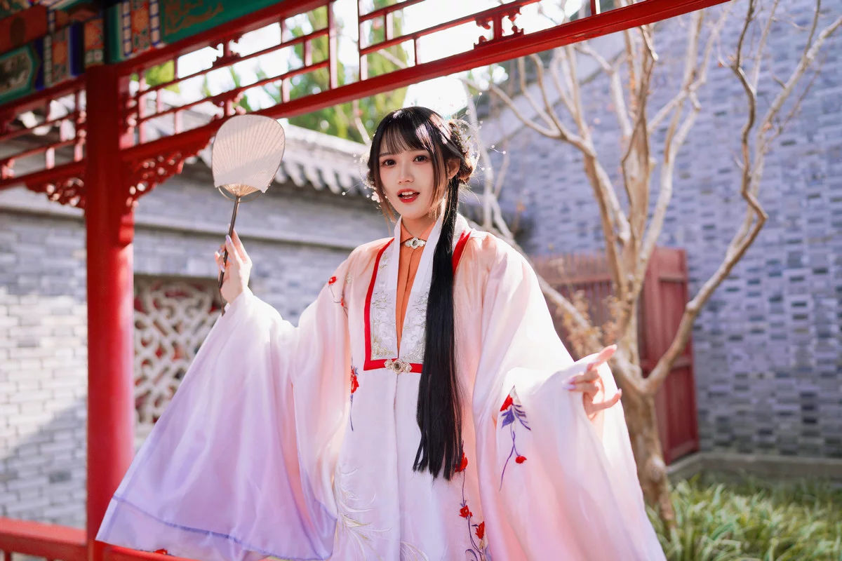 Coser美女兔子Zzz不吃胡萝卜红叶新赋主题古典风汉服装秀曼妙身姿靓丽迷人写真36P