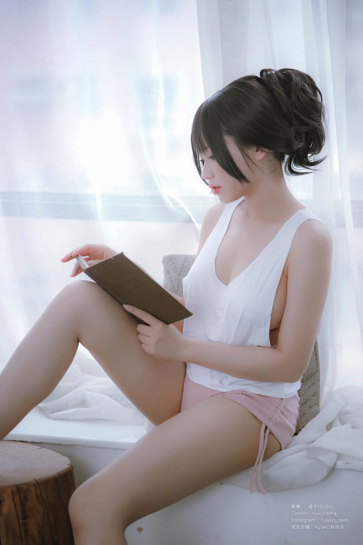 网络美女Nyako喵子隔壁的危险姐姐主题性感白色真空背心秀惹火身材撩人诱惑写真78P