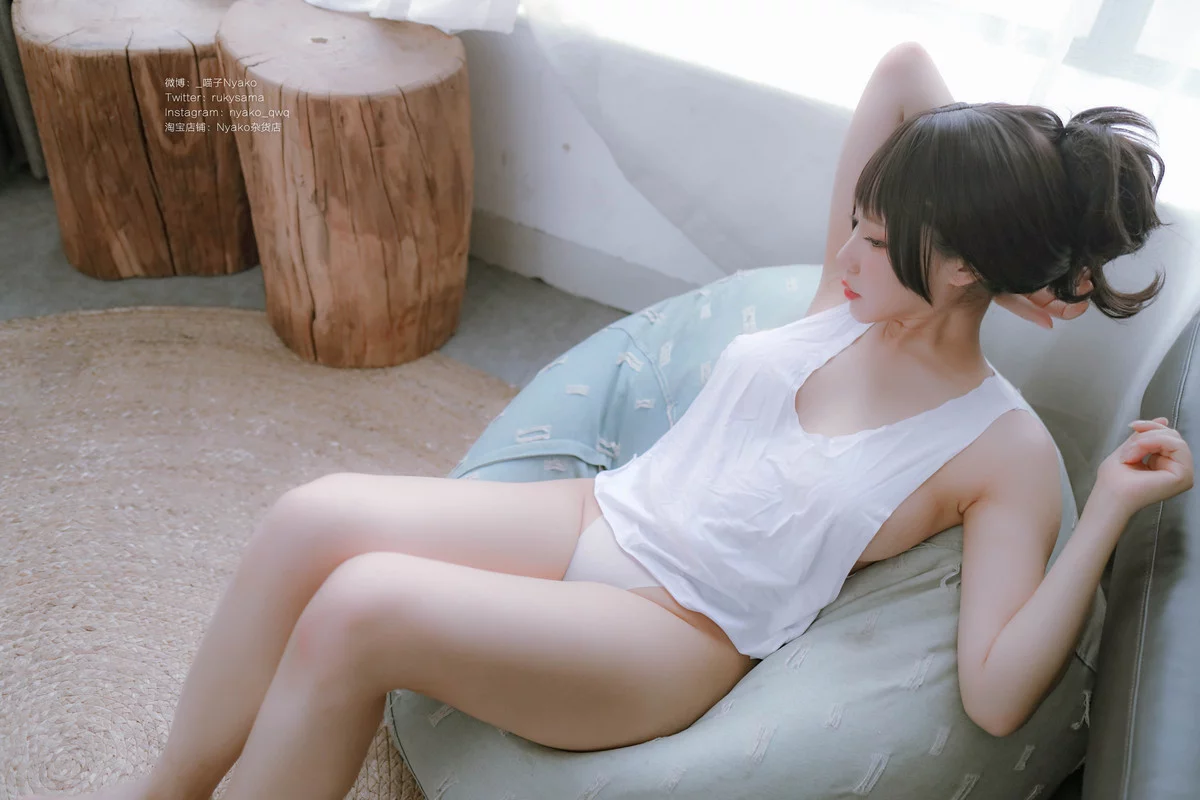 网络美女Nyako喵子隔壁的危险姐姐主题性感白色真空背心秀惹火身材撩人诱惑写真78P
