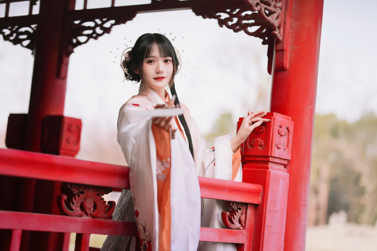 Coser美女兔子Zzz不吃胡萝卜红叶新赋主题古典风汉服装秀曼妙身姿靓丽迷人写真36P