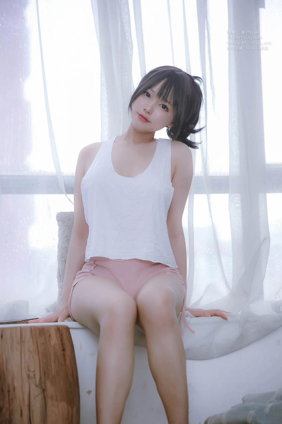 网络美女Nyako喵子隔壁的危险姐姐主题性感白色真空背心秀惹火身材撩人诱惑写真78P