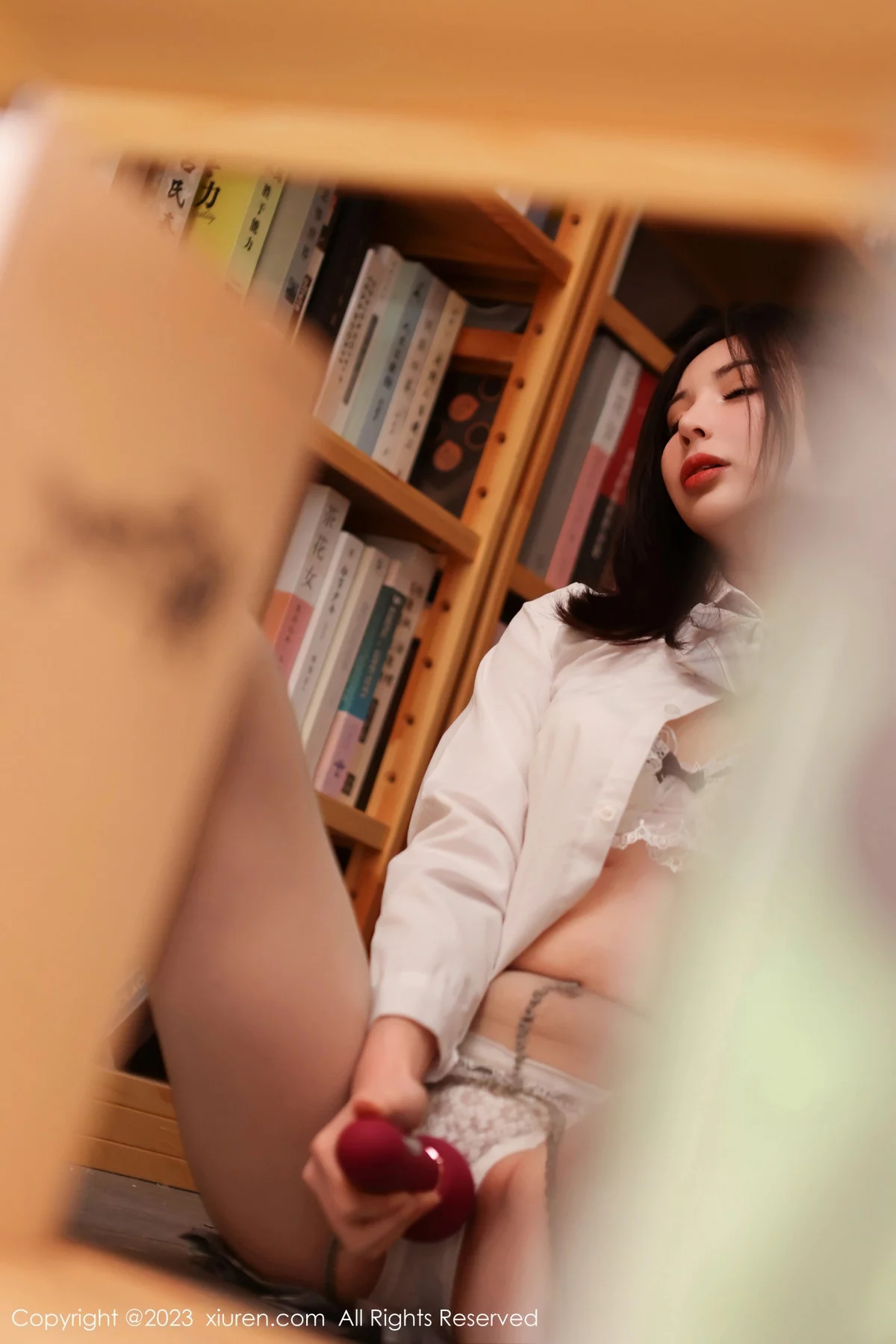 XiuRen第7812期_模特曼柔性感学妹制服露白色蕾丝内衣配开档黑丝撩人诱惑写真75P