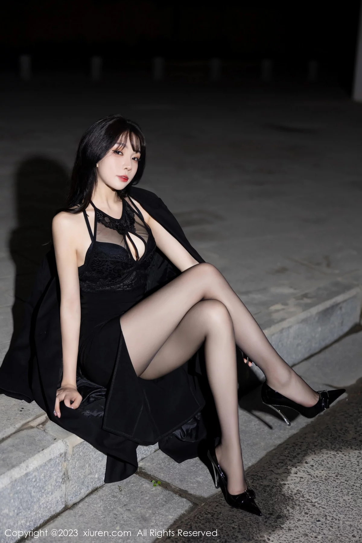 XiuRen第7820期_女神徐莉芝Booty性感黑色礼裙露黑色内衣配超薄黑丝魅惑写真84P