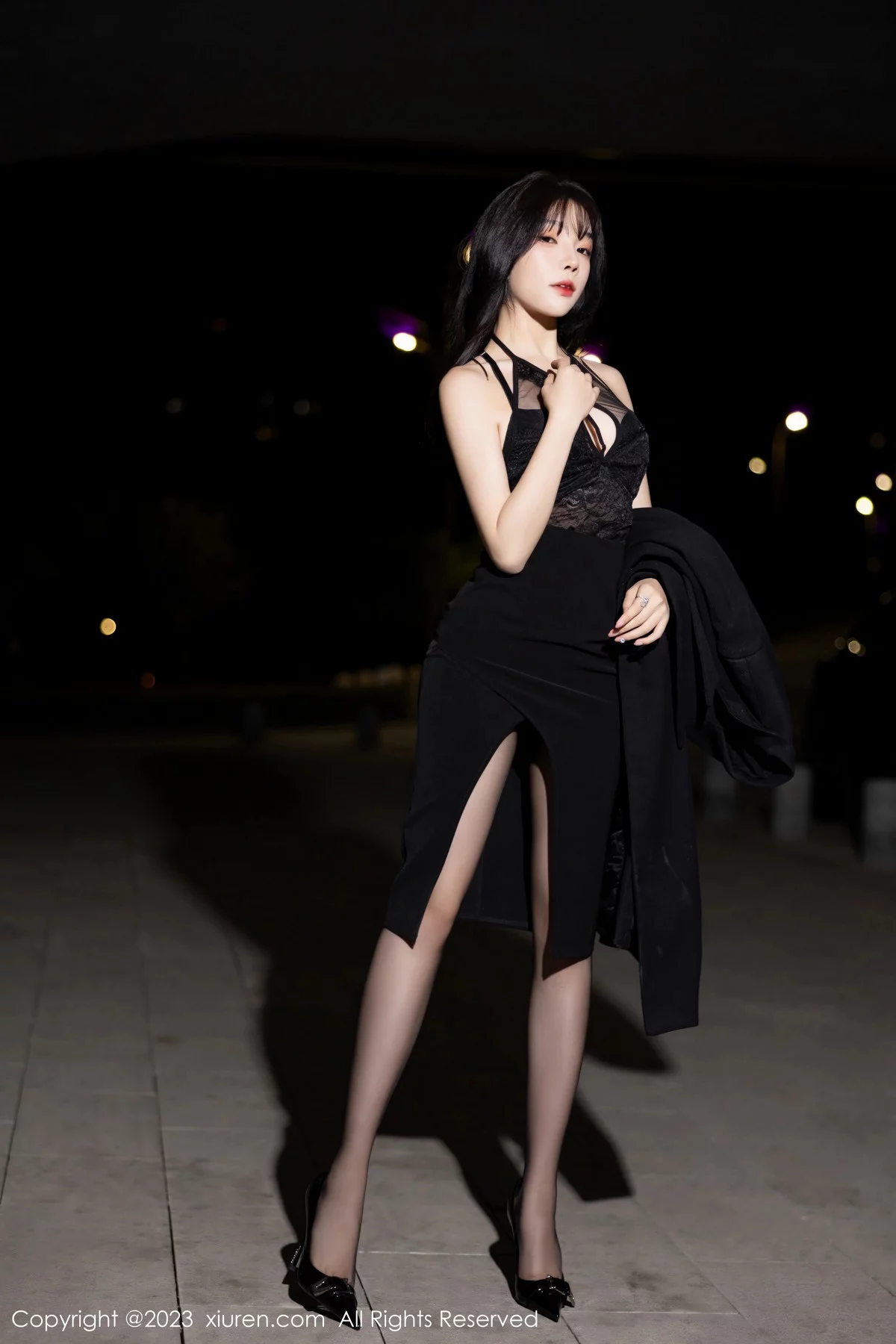 XiuRen第7820期_女神徐莉芝Booty性感黑色礼裙露黑色内衣配超薄黑丝魅惑写真84P
