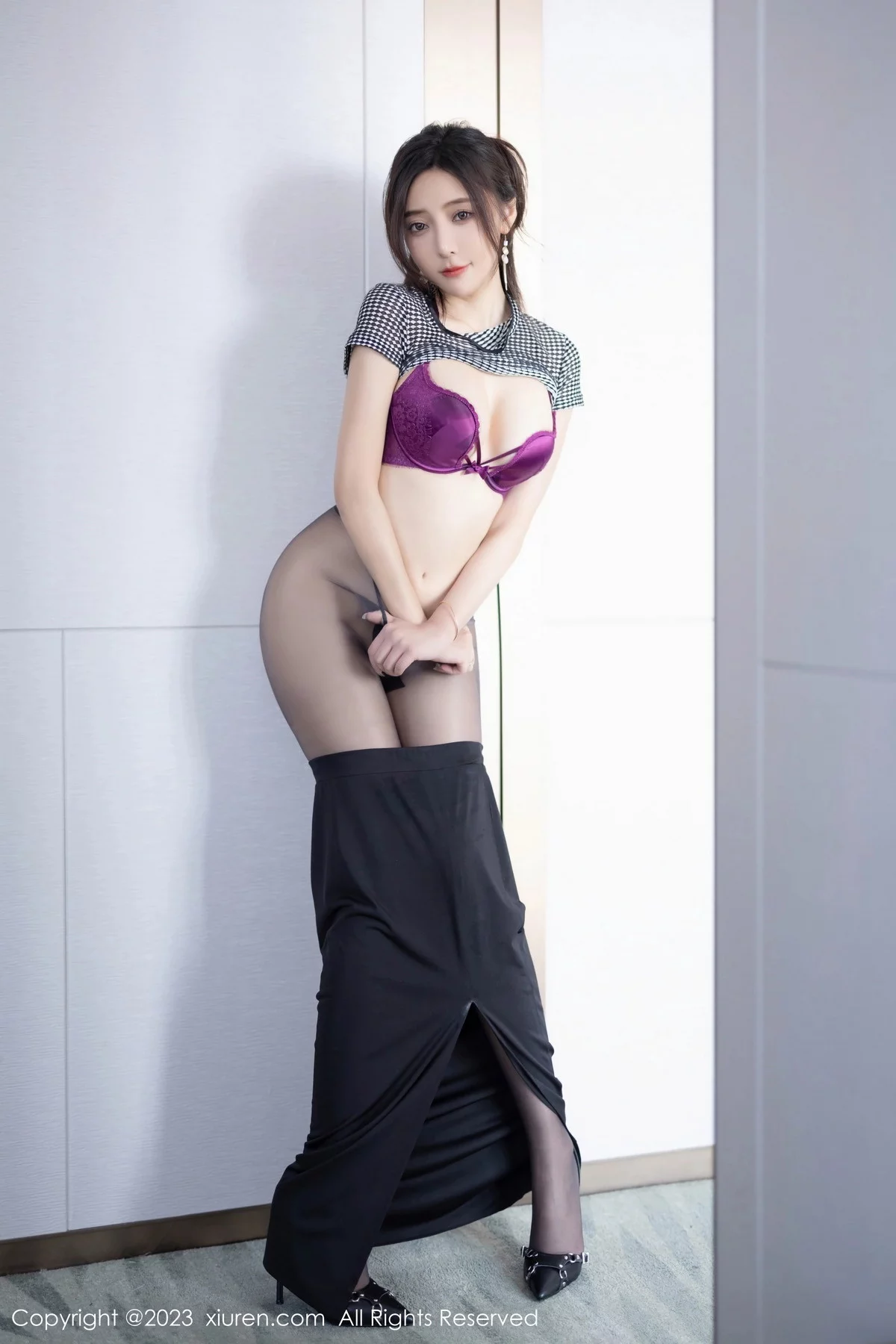 XiuRen第7703期_女神王馨瑶yanni性感玫红色内衣配超薄无内黑丝惹火诱惑写真81P