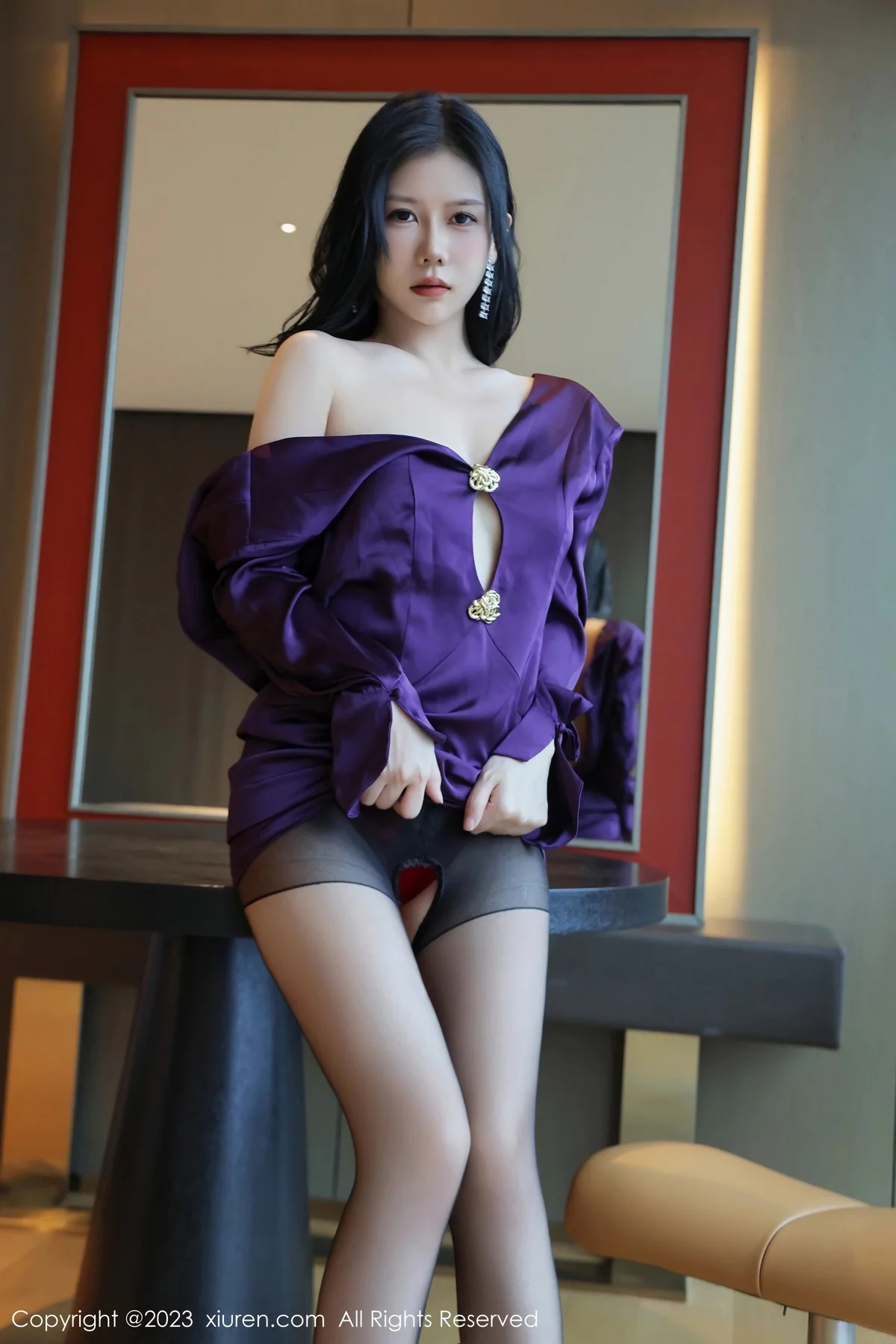 XiuRen第7700期_模特尹甜甜性感紫色服饰露红色内裤配开档黑丝秀翘臀诱惑写真75P