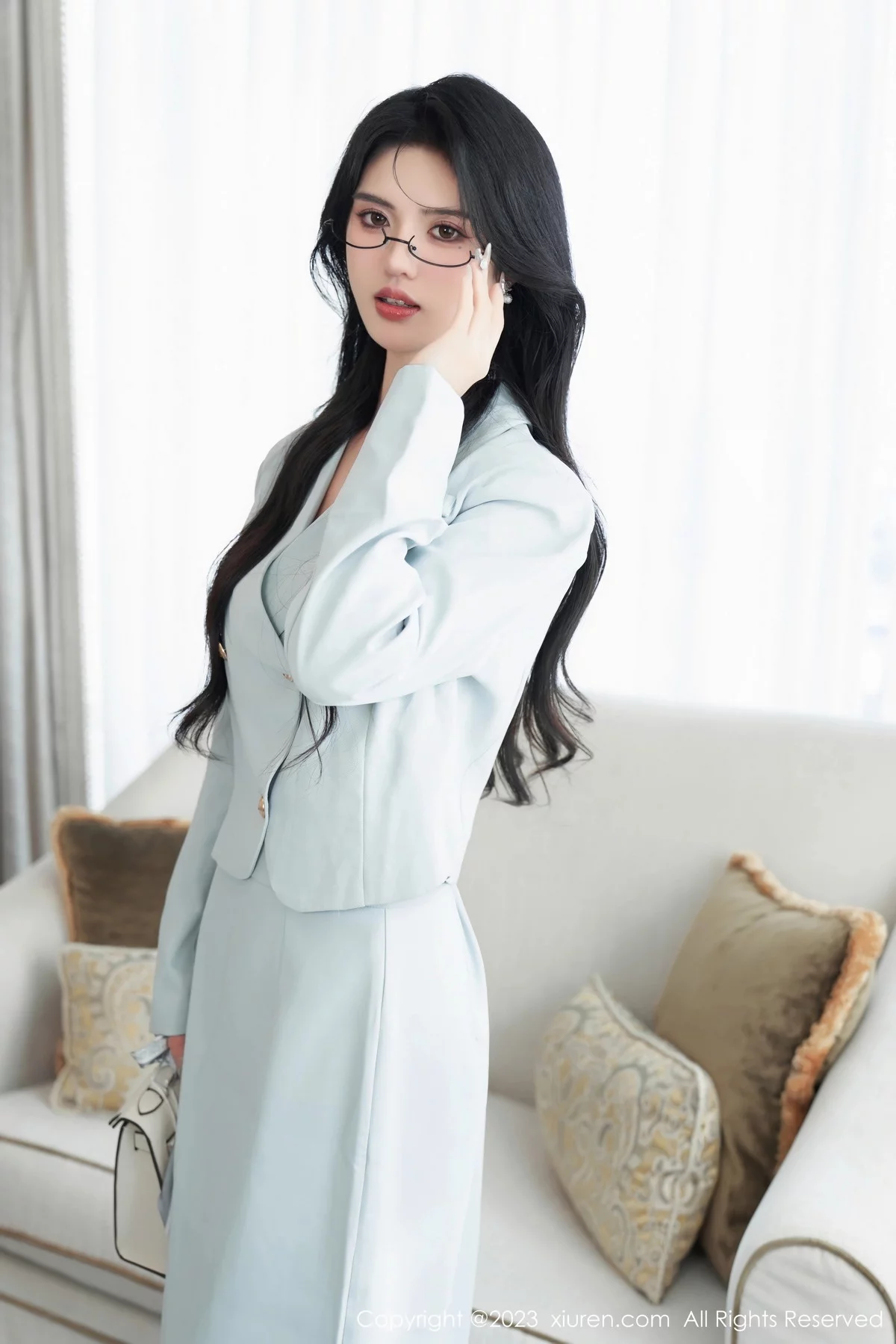 XiuRen第7708期_模特浅浅Danny性感浅色服饰露紫色蕾丝内衣秀曼妙身姿诱惑写真74P