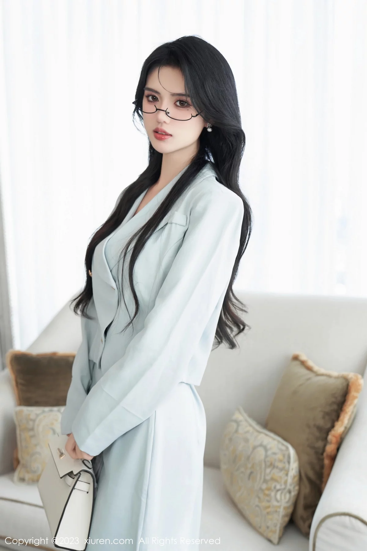 XiuRen第7708期_模特浅浅Danny性感浅色服饰露紫色蕾丝内衣秀曼妙身姿诱惑写真74P