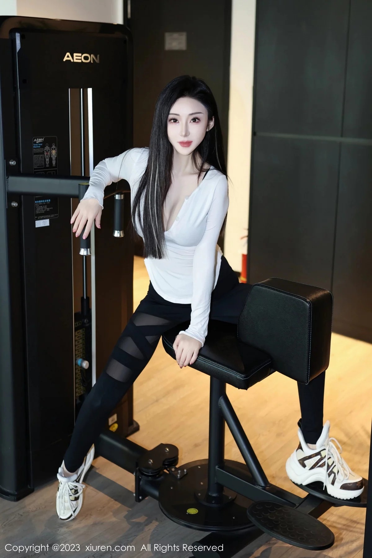 XiuRen第7705期_模特田兮白脱白色上衣露性感黑色比基尼服饰秀完美身材诱惑写真89P