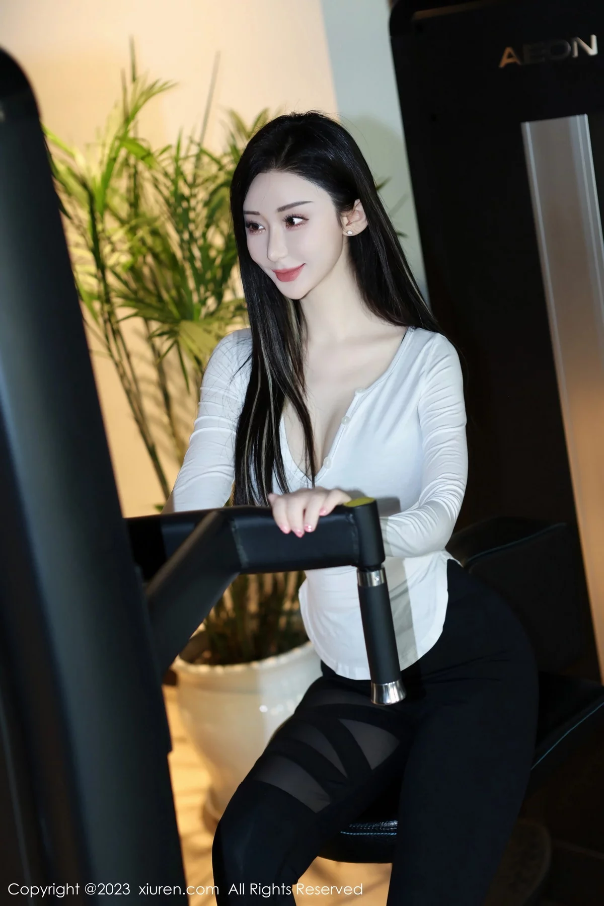 XiuRen第7705期_模特田兮白脱白色上衣露性感黑色比基尼服饰秀完美身材诱惑写真89P