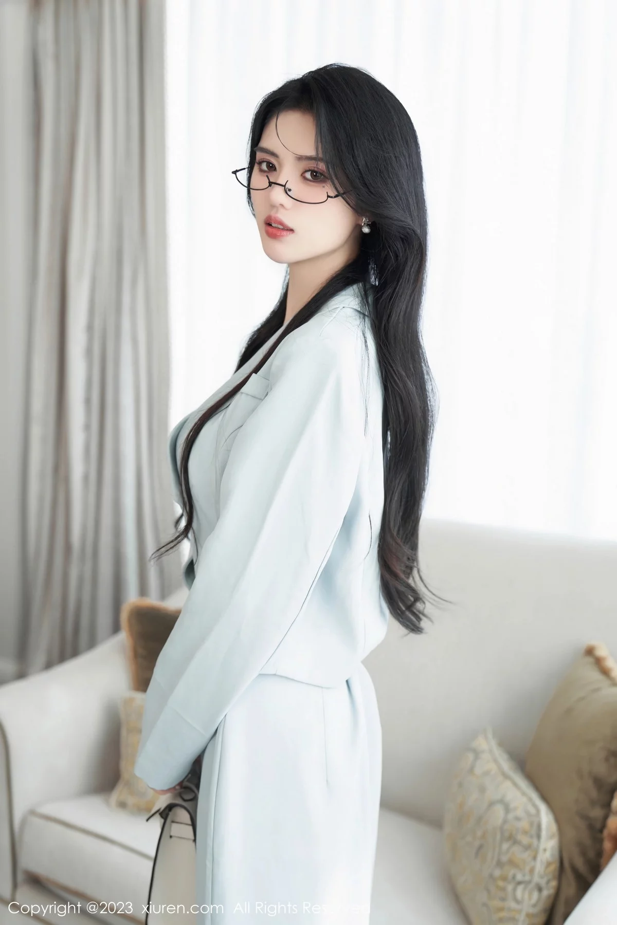 XiuRen第7708期_模特浅浅Danny性感浅色服饰露紫色蕾丝内衣秀曼妙身姿诱惑写真74P