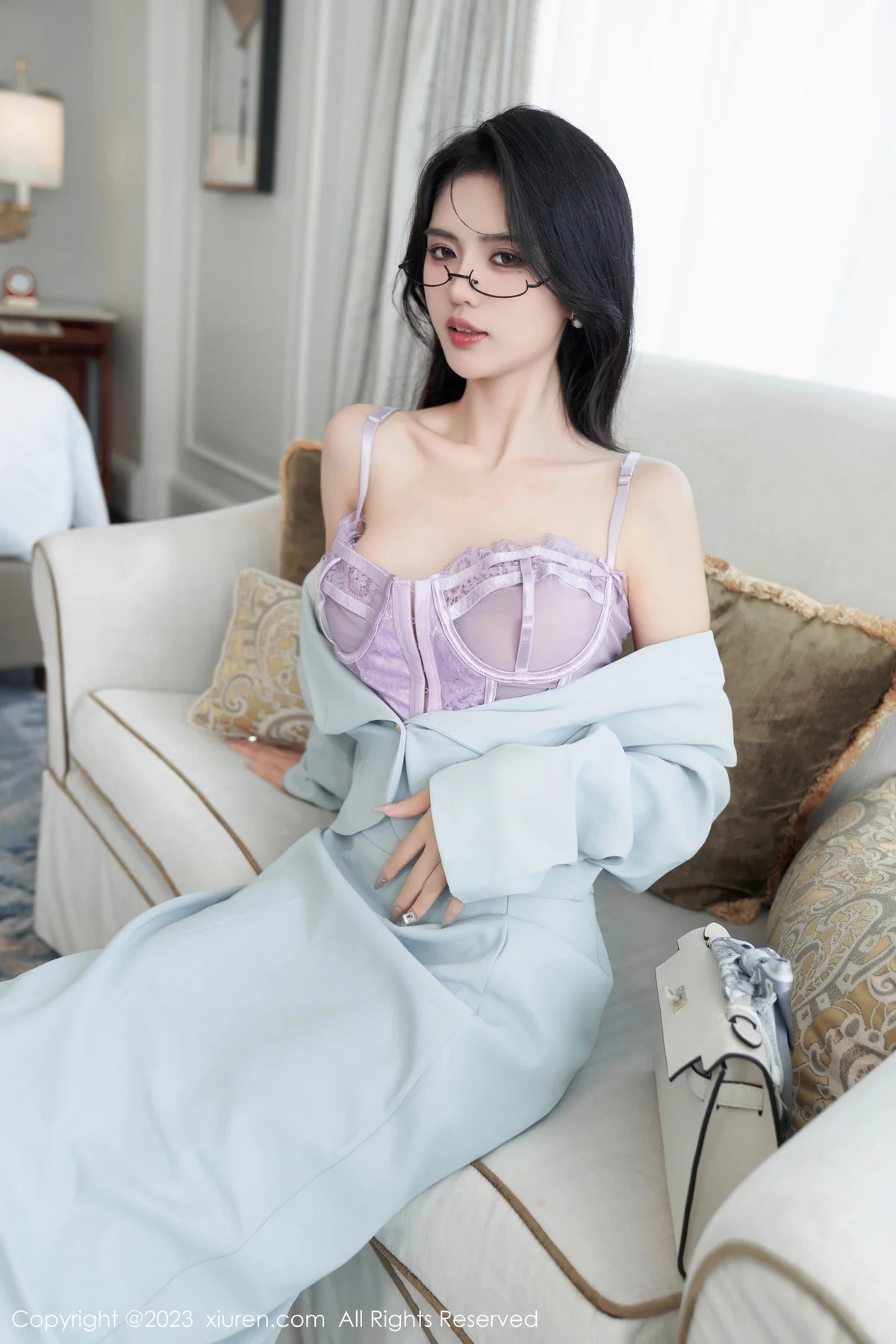 XiuRen第7708期_模特浅浅Danny性感浅色服饰露紫色蕾丝内衣秀曼妙身姿诱惑写真74P