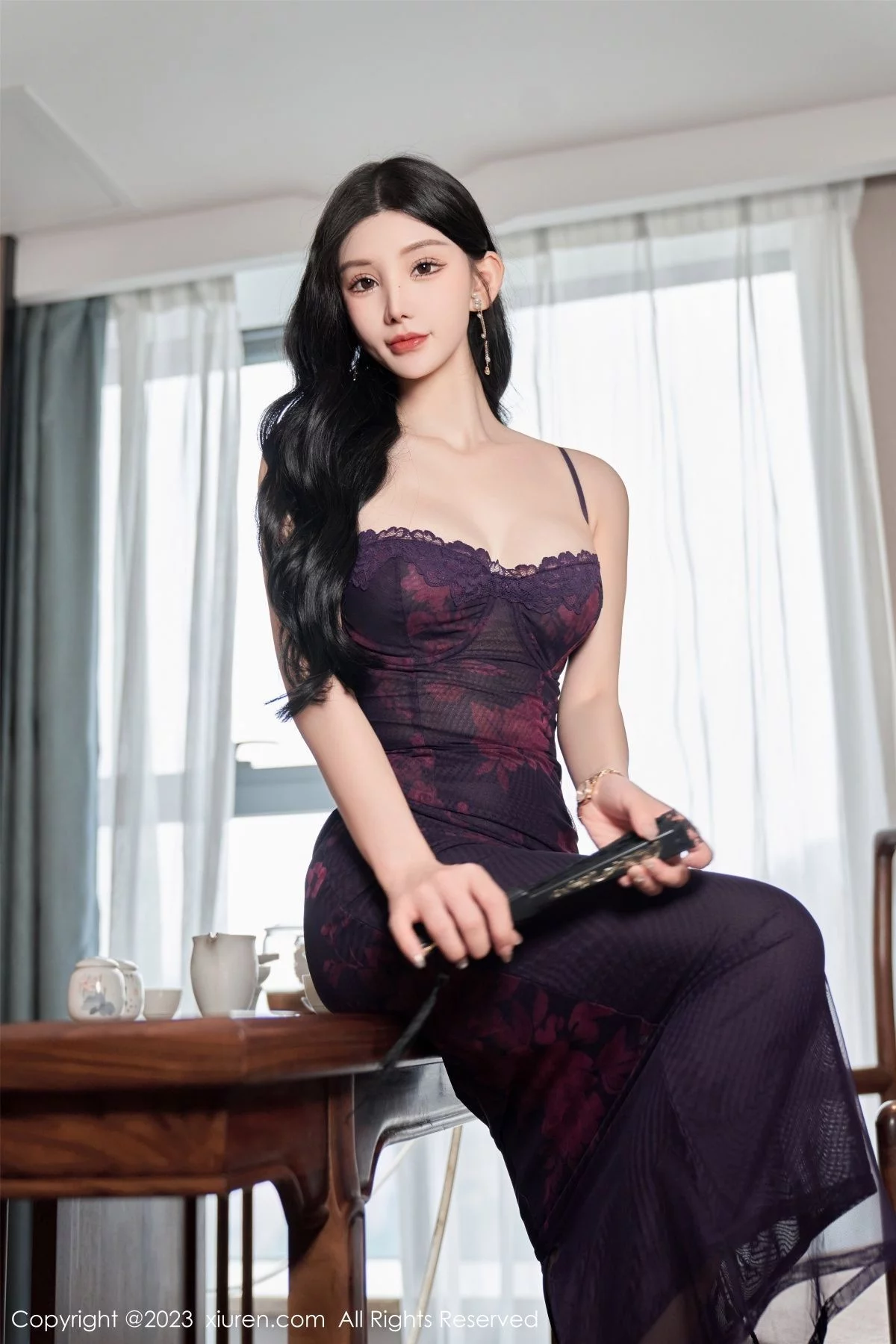 XiuRen第7719期_女神周于希Sally性感暗红吊带长裙配超薄无内黑丝惹火诱惑写真91P