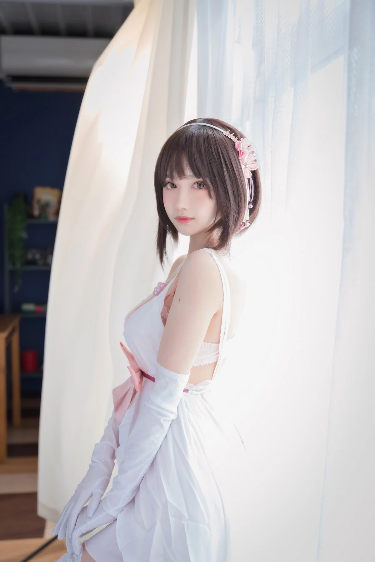 网络美女Shika小鹿鹿加藤惠主题性感白色薄纱短裙配白丝袜露粉色内衣诱惑写真61P
