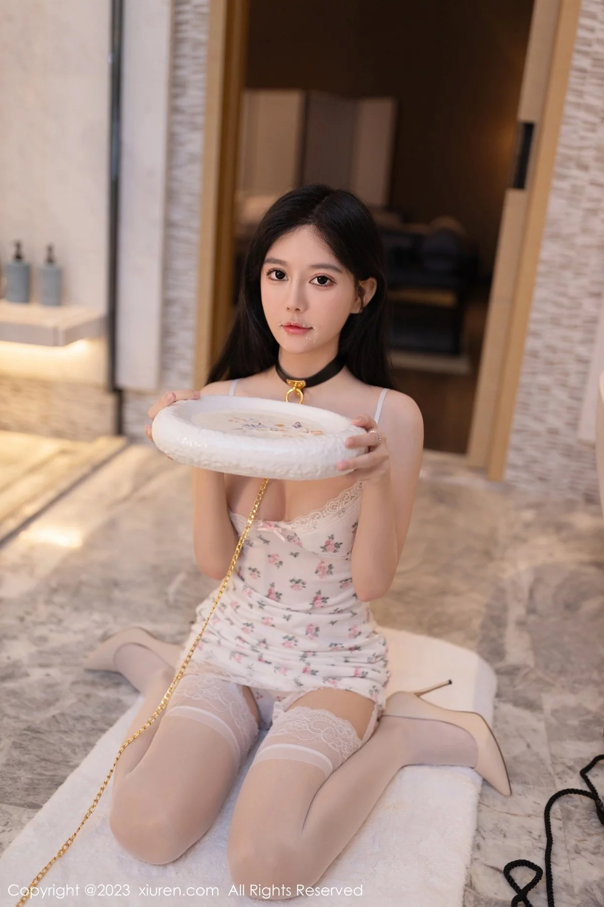 XiuRen第7718期_模特幼幼情趣捆绑白色吊带睡裙配白丝吊袜秀惹火身材诱惑写真80P