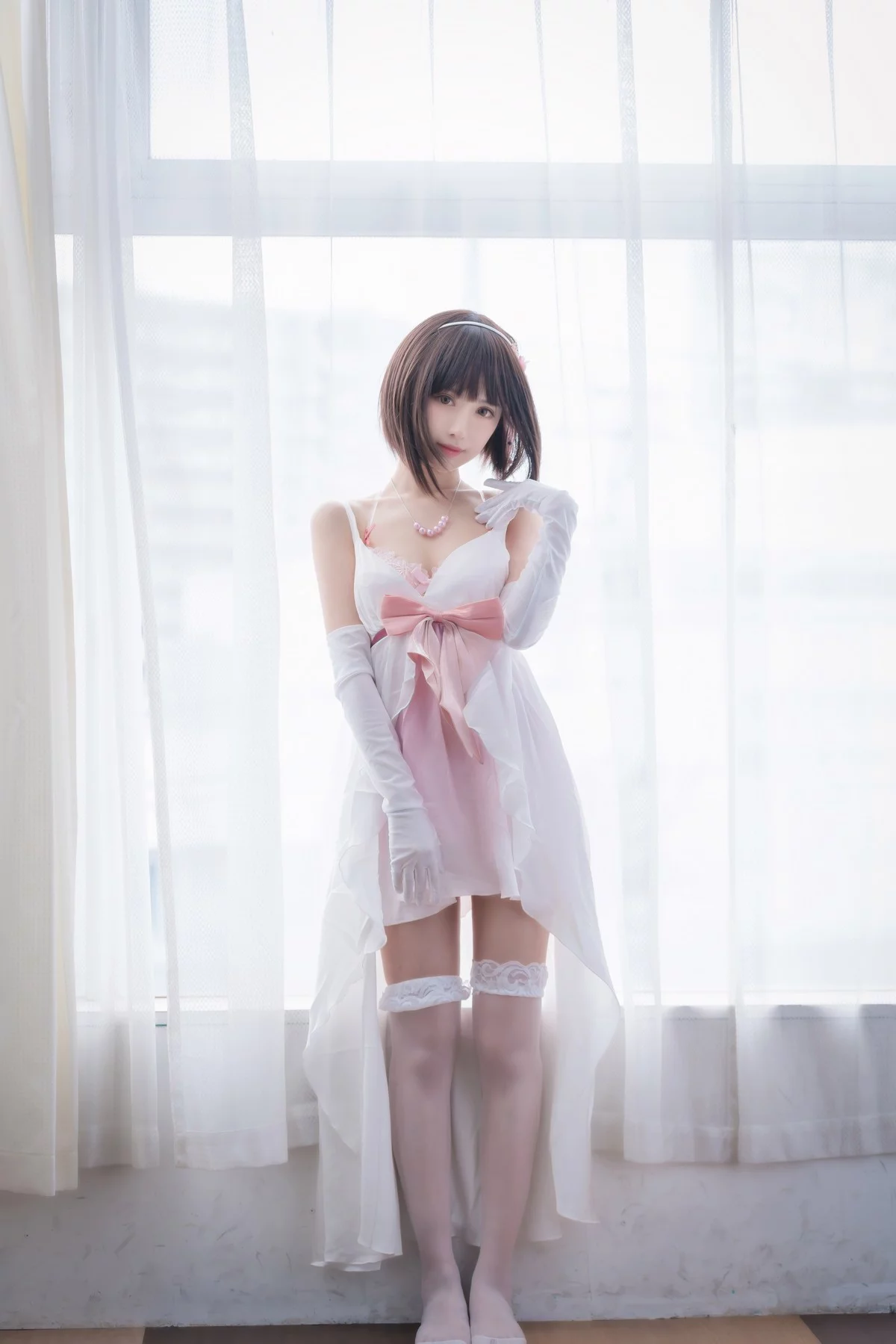 网络美女Shika小鹿鹿加藤惠主题性感白色薄纱短裙配白丝袜露粉色内衣诱惑写真61P