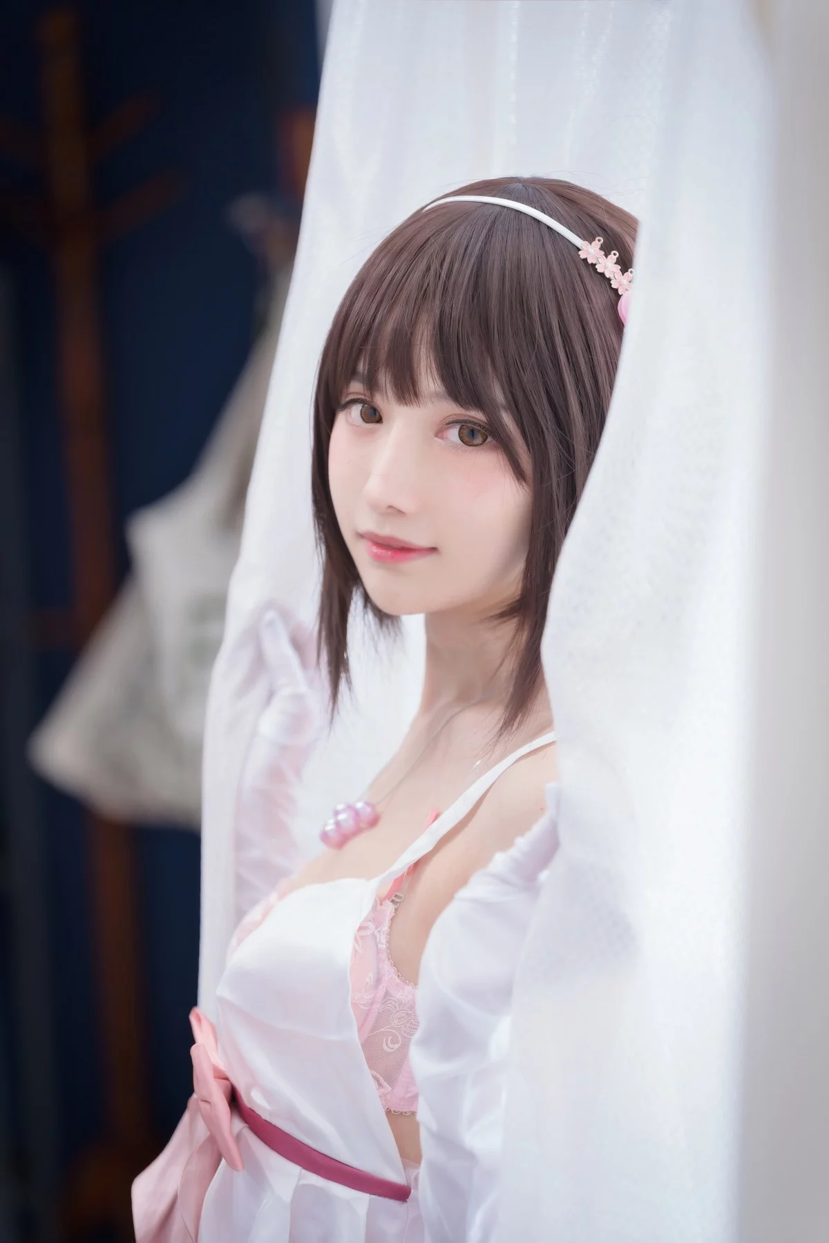 网络美女Shika小鹿鹿加藤惠主题性感白色薄纱短裙配白丝袜露粉色内衣诱惑写真61P