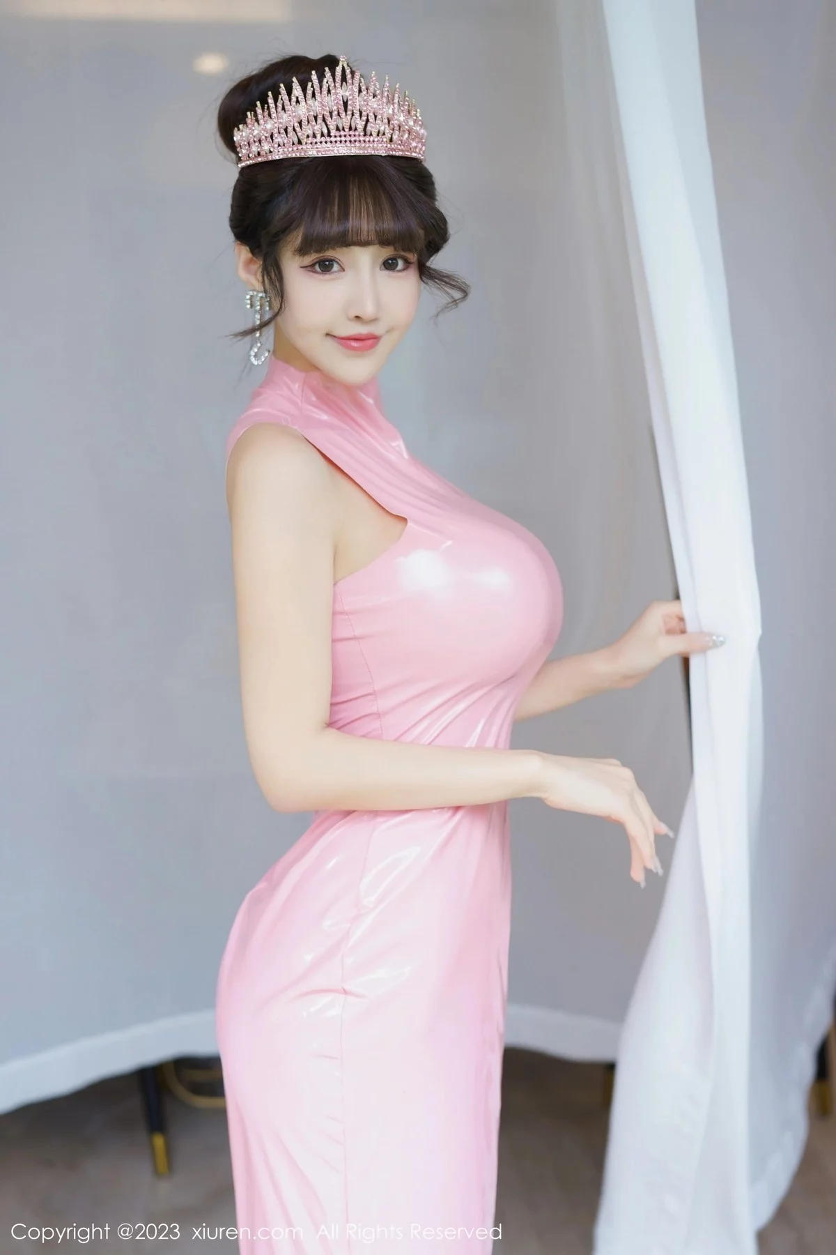 XiuRen第7713期_女神朱可儿Flora粉色皮质连衣裙配原色丝袜秀丰满身姿诱惑写真72P