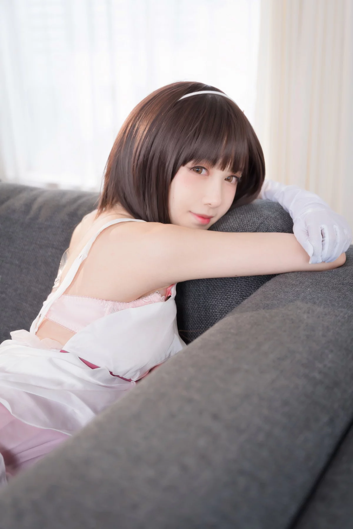 网络美女Shika小鹿鹿加藤惠主题性感白色薄纱短裙配白丝袜露粉色内衣诱惑写真61P