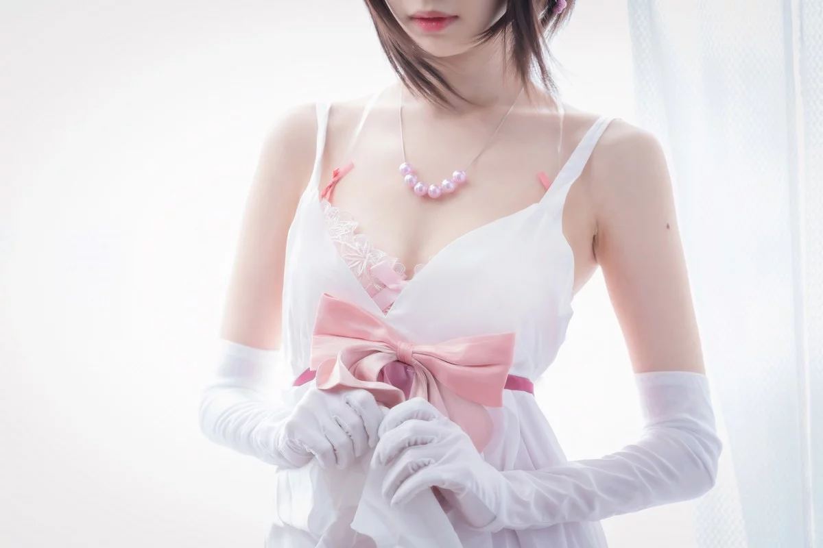 网络美女Shika小鹿鹿加藤惠主题性感白色薄纱短裙配白丝袜露粉色内衣诱惑写真61P