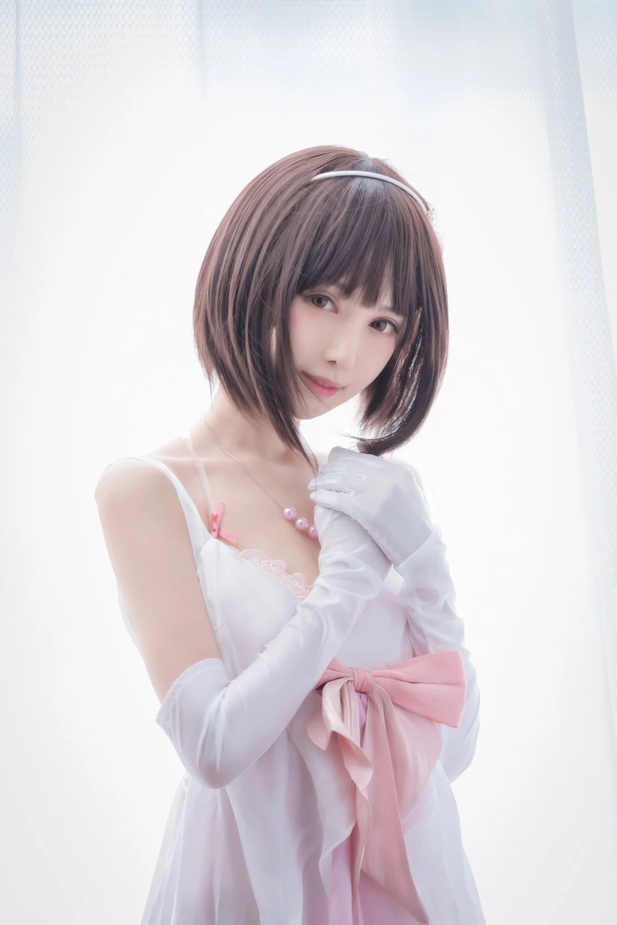 网络美女Shika小鹿鹿加藤惠主题性感白色薄纱短裙配白丝袜露粉色内衣诱惑写真61P