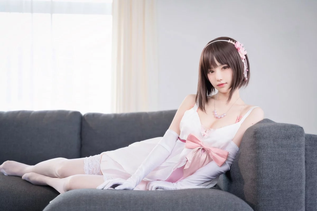 网络美女Shika小鹿鹿加藤惠主题性感白色薄纱短裙配白丝袜露粉色内衣诱惑写真61P