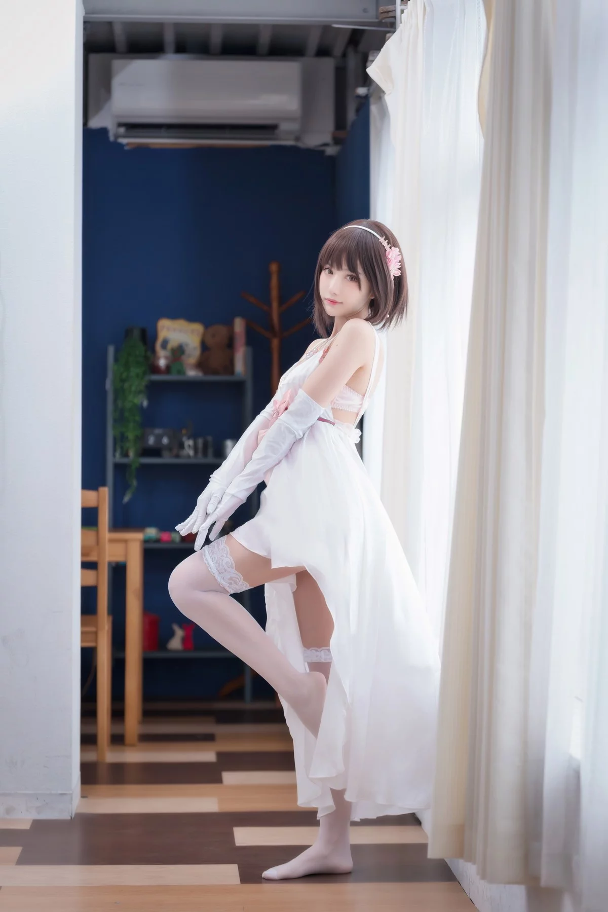 网络美女Shika小鹿鹿加藤惠主题性感白色薄纱短裙配白丝袜露粉色内衣诱惑写真61P