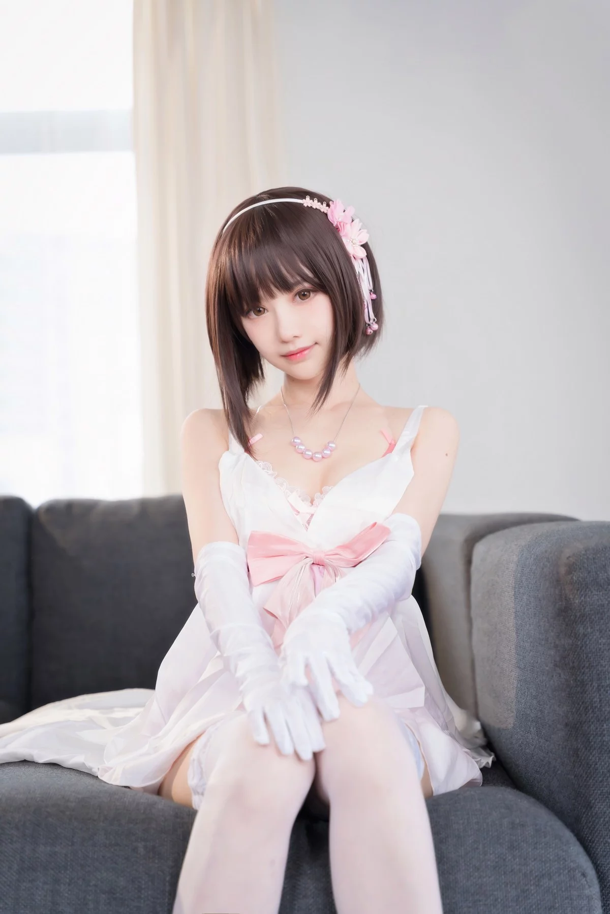 网络美女Shika小鹿鹿加藤惠主题性感白色薄纱短裙配白丝袜露粉色内衣诱惑写真61P