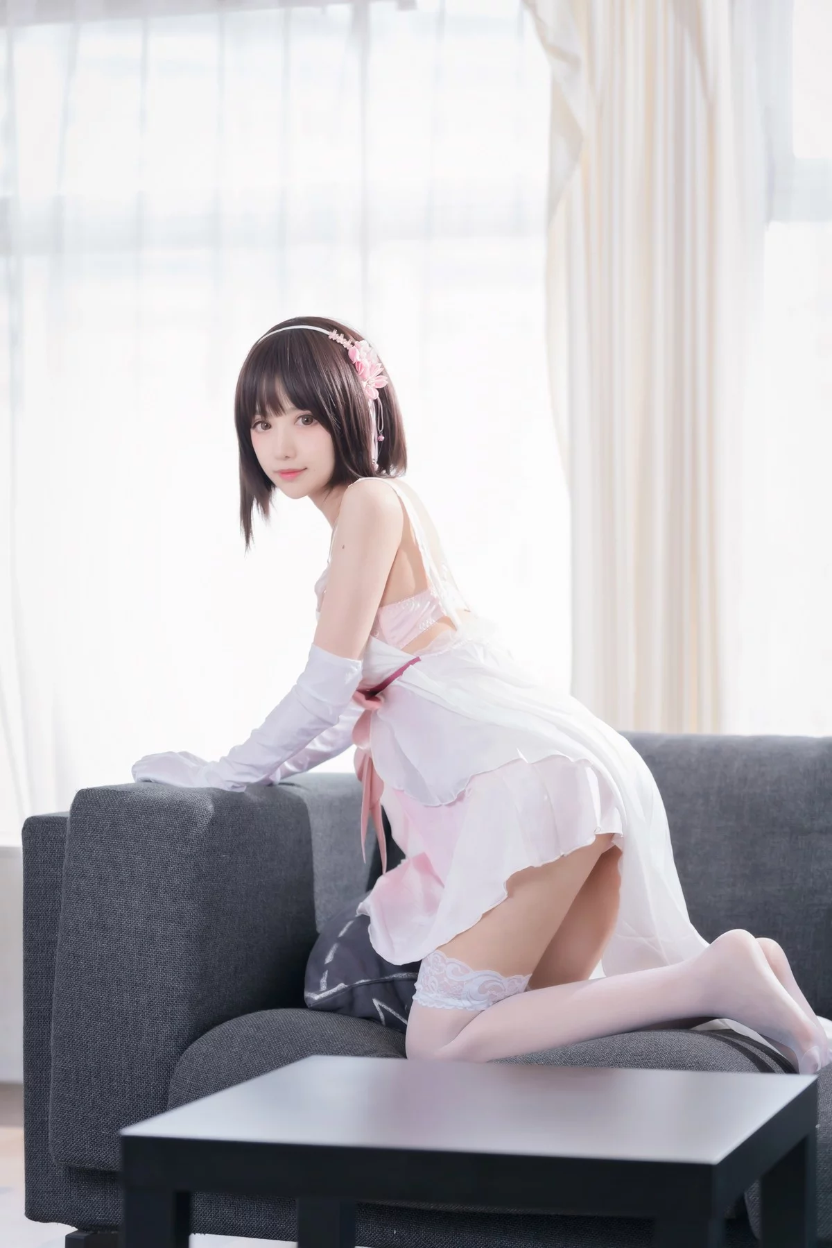 网络美女Shika小鹿鹿加藤惠主题性感白色薄纱短裙配白丝袜露粉色内衣诱惑写真61P