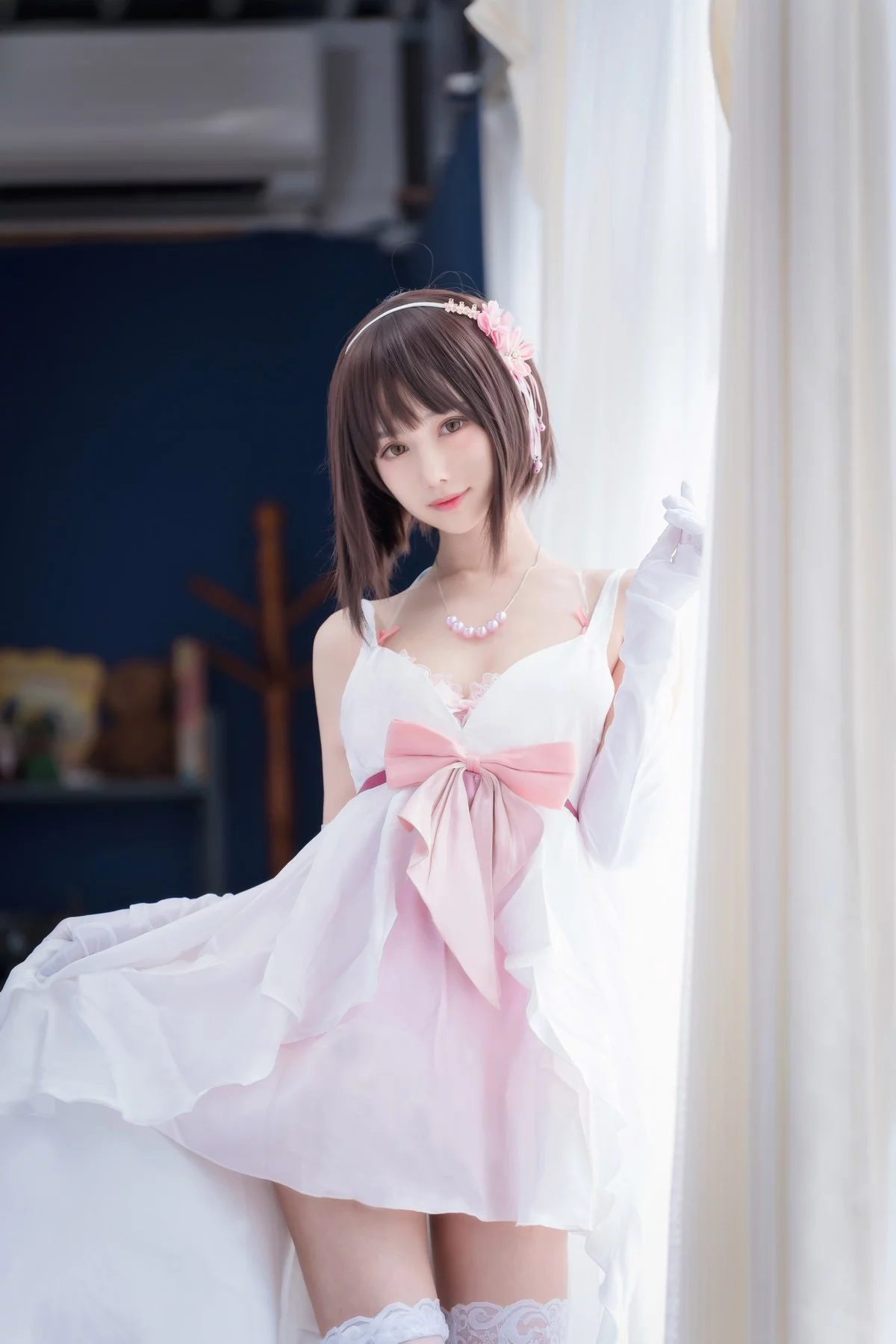 网络美女Shika小鹿鹿加藤惠主题性感白色薄纱短裙配白丝袜露粉色内衣诱惑写真61P