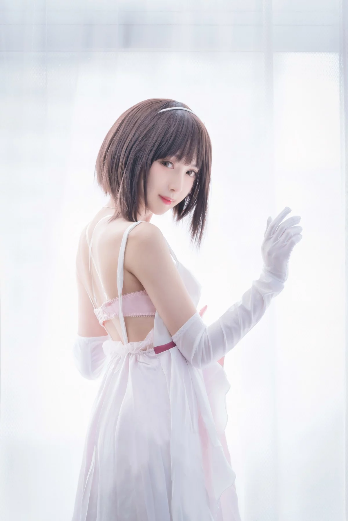 网络美女Shika小鹿鹿加藤惠主题性感白色薄纱短裙配白丝袜露粉色内衣诱惑写真61P