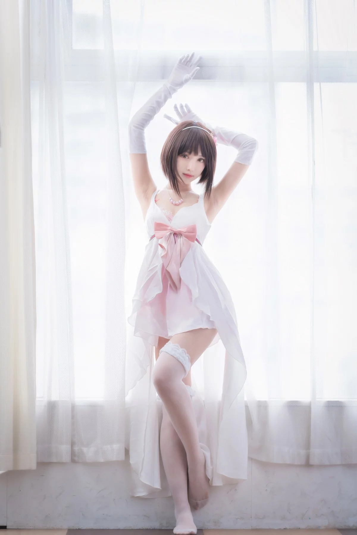 网络美女Shika小鹿鹿加藤惠主题性感白色薄纱短裙配白丝袜露粉色内衣诱惑写真61P