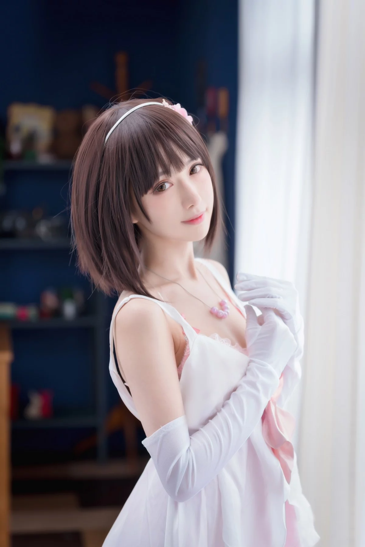 网络美女Shika小鹿鹿加藤惠主题性感白色薄纱短裙配白丝袜露粉色内衣诱惑写真61P