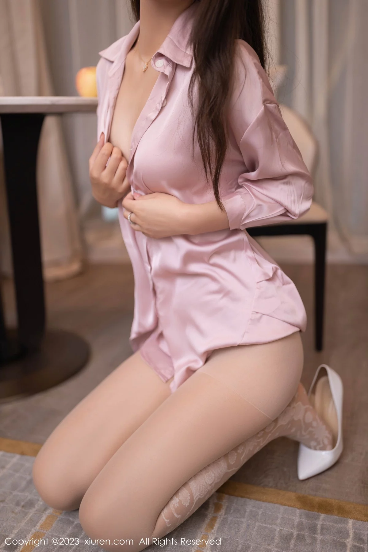 XiuRen第7726期_模特唐安琪性感粉色衬衫露蓝灰色内衣配超薄肉丝撩人诱惑写真80P