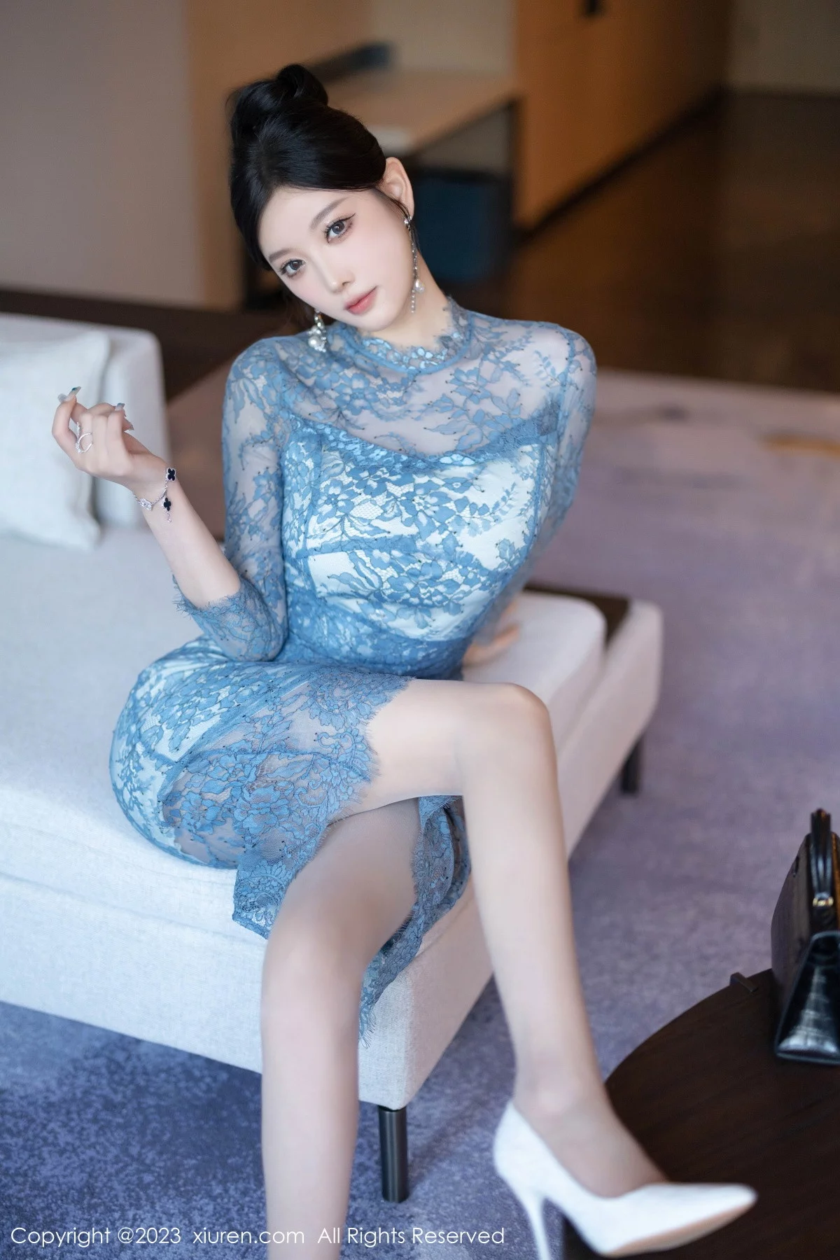 XiuRen第7732期_女神杨晨晨蓝灰色薄纱旗袍+性感淡蓝情趣服秀惹火身材诱惑写真82P