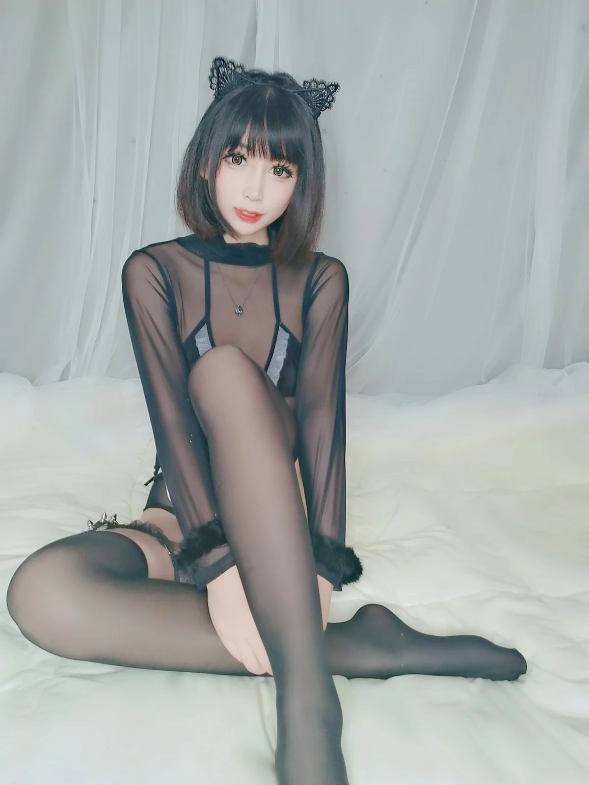 Coser美女小酥酱黑猫主题私房性感黑丝薄透女仆装配黑丝袜秀曼妙身姿诱惑写真40P