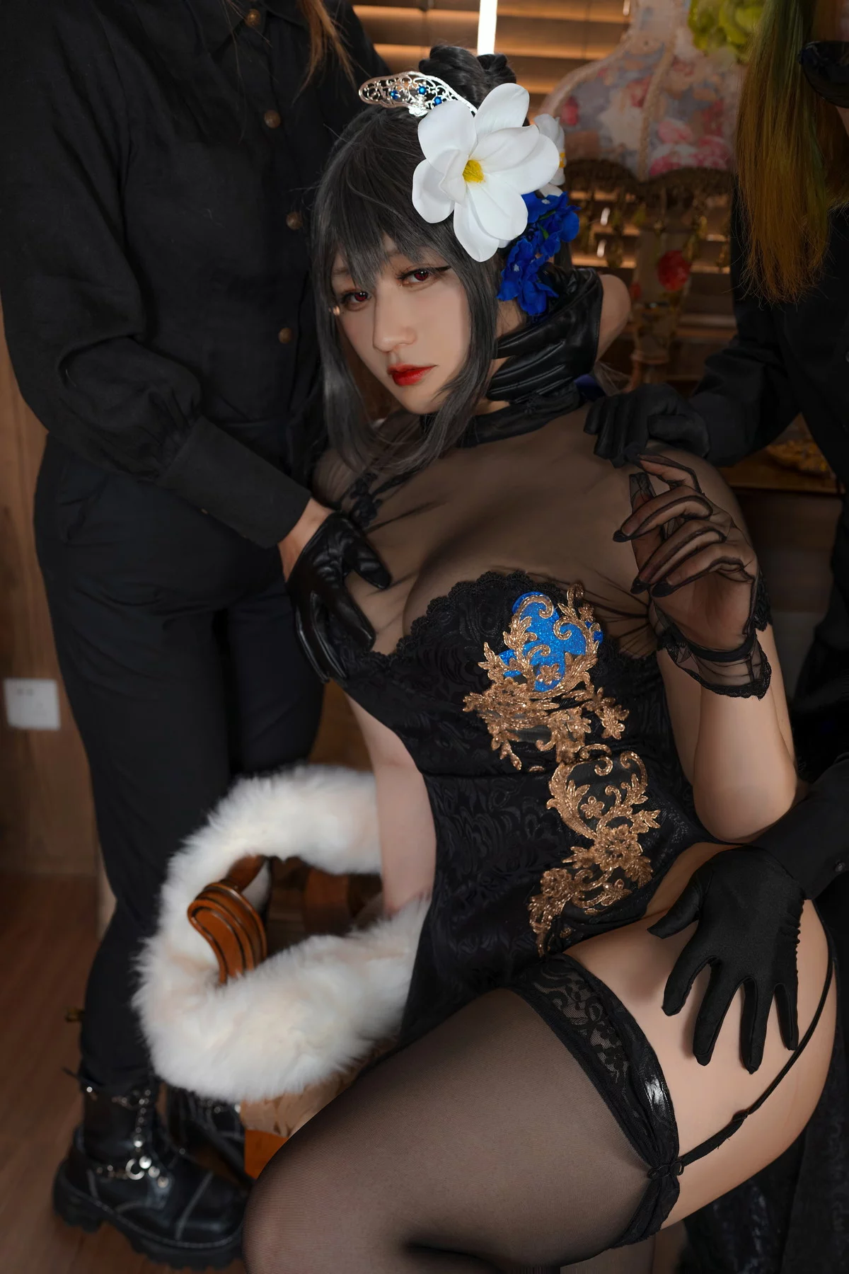 Coser美女Zaya秋路易九世旗袍主题性感黑色高开旗袍配黑丝吊袜秀翘臀诱惑写真25P