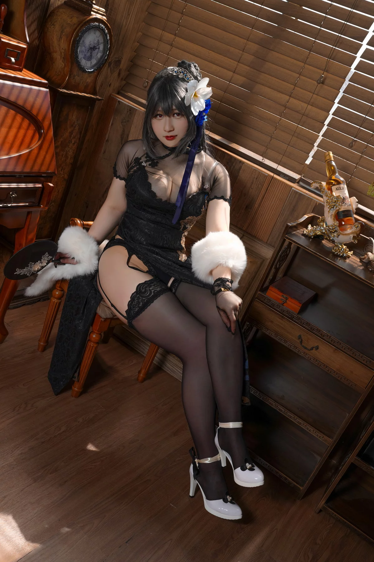 Coser美女Zaya秋路易九世旗袍主题性感黑色高开旗袍配黑丝吊袜秀翘臀诱惑写真25P