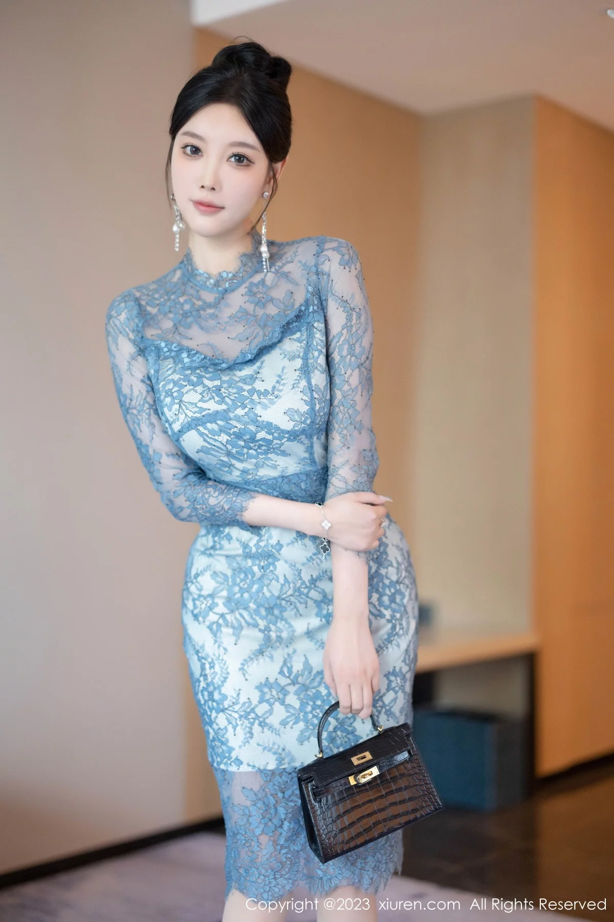 XiuRen第7732期_女神杨晨晨蓝灰色薄纱旗袍+性感淡蓝情趣服秀惹火身材诱惑写真82P