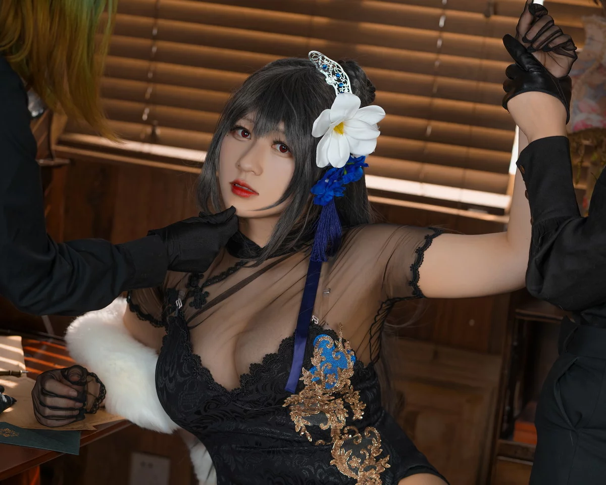 Coser美女Zaya秋路易九世旗袍主题性感黑色高开旗袍配黑丝吊袜秀翘臀诱惑写真25P