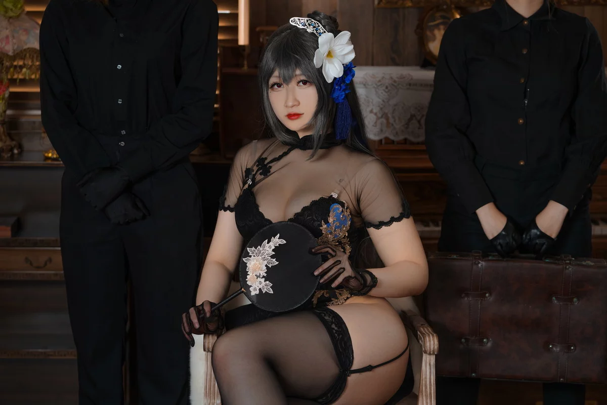 Coser美女Zaya秋路易九世旗袍主题性感黑色高开旗袍配黑丝吊袜秀翘臀诱惑写真25P