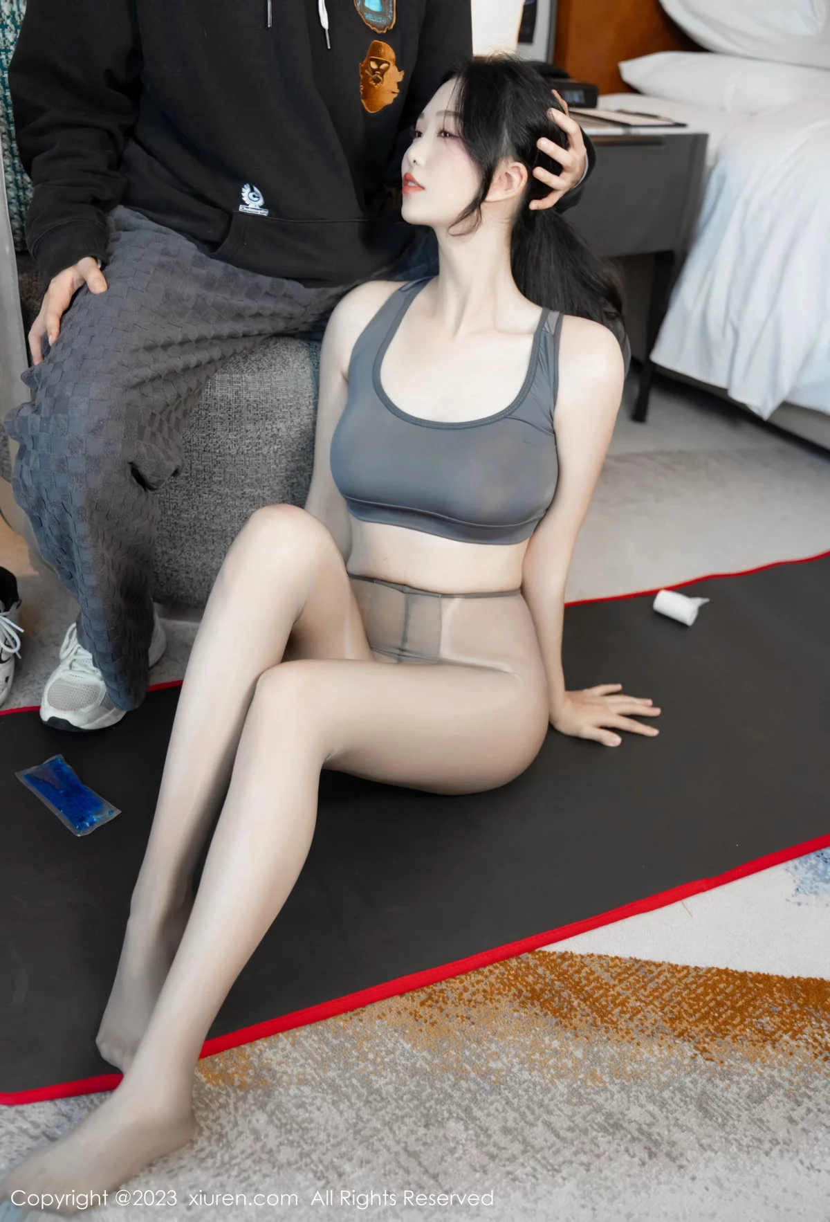 XiuRen第7882期_模特利世性感灰色瑜伽服饰配超薄无内灰丝秀曼妙身姿诱惑写真80P