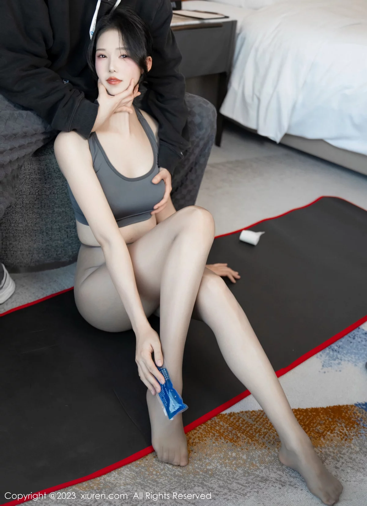 XiuRen第7882期_模特利世性感灰色瑜伽服饰配超薄无内灰丝秀曼妙身姿诱惑写真80P