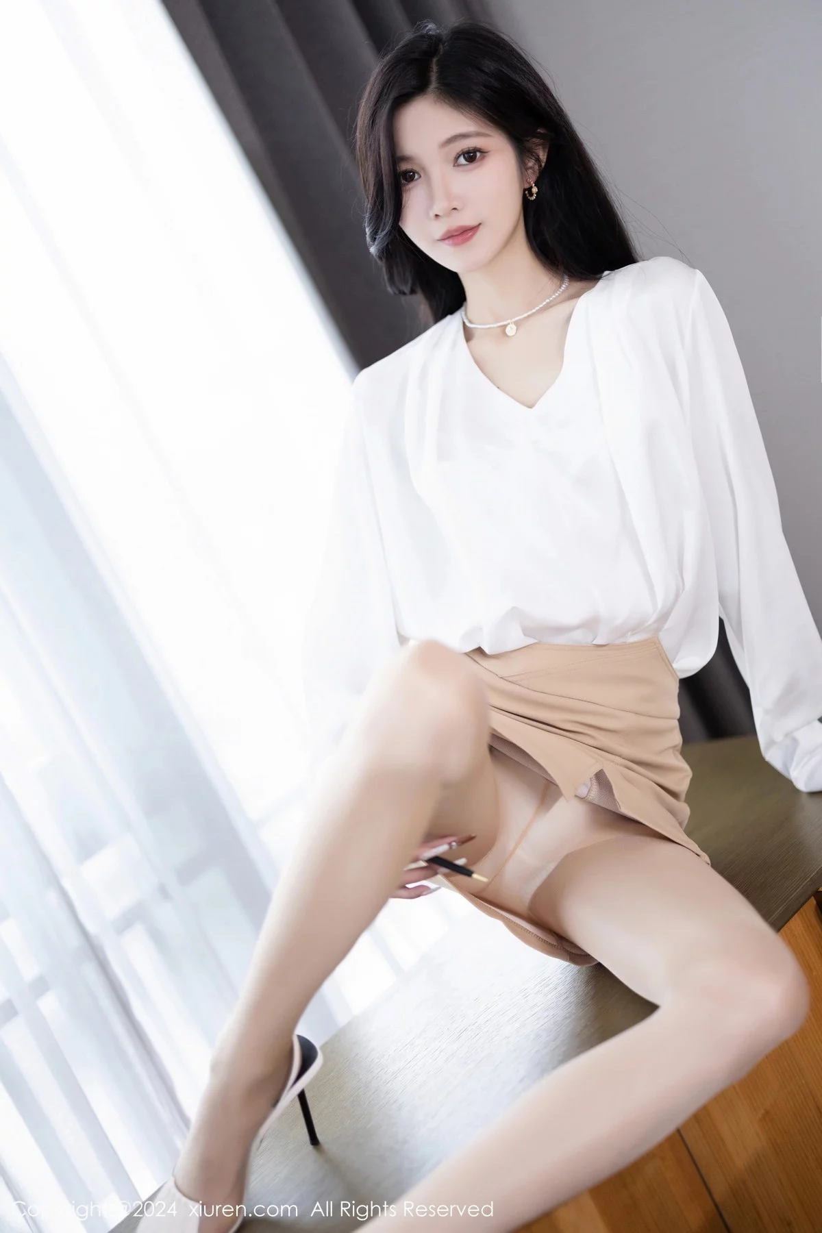 XiuRen第7906期_模特程程程白上衣配杏色短裙露性感白色内衣秀苗条身材迷人写真82P