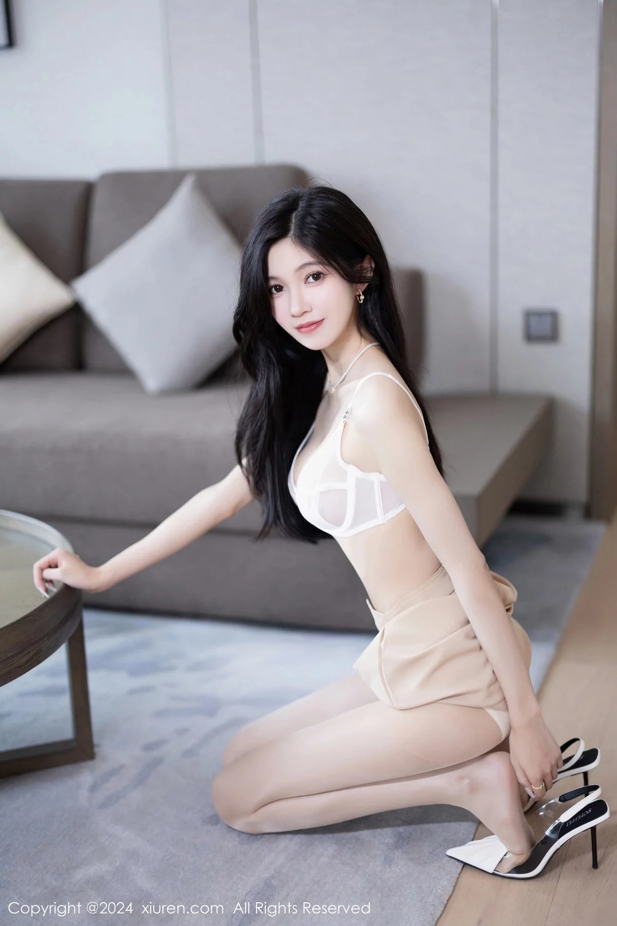 XiuRen第7906期_模特程程程白上衣配杏色短裙露性感白色内衣秀苗条身材迷人写真82P